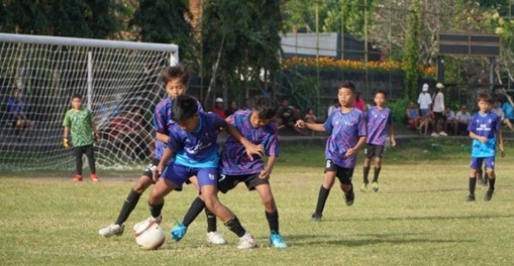 Semangat Dan Antusias Para Pemain Sepak Bola Tingkat Sekolah Dasar Pada Porsenides Dalung 2024